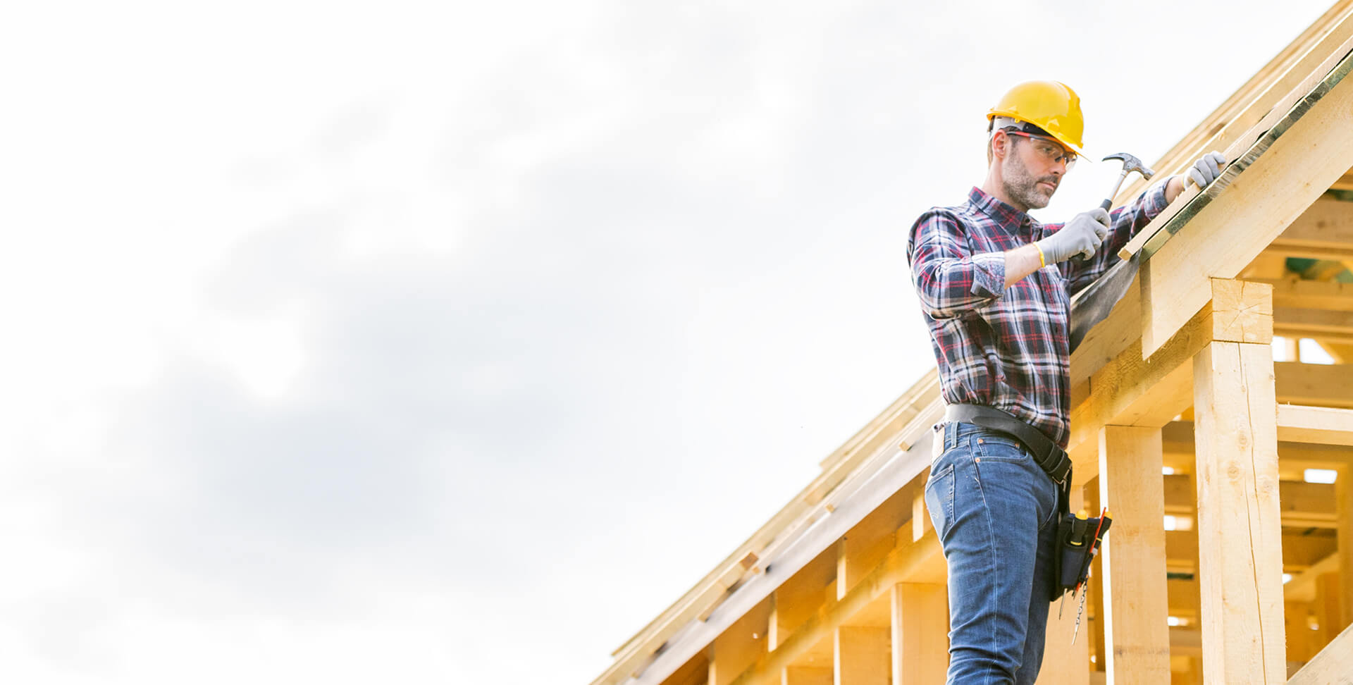 Dachdecker arbeitet am Dach